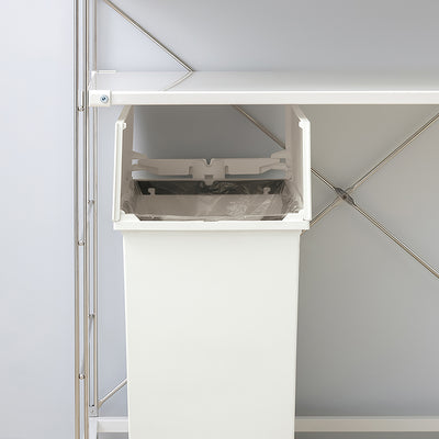 【棚下でも全開、賢いフタ】
ペダルを踏むだけでフタが左右に分かれて開くので、キッチンカウンターやデスクの下など、これまでデッドスペースだった場所をゴミの指定席にできるでしょう。