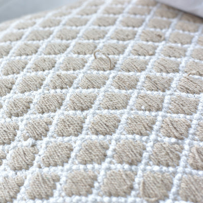 ハンドメイドならではの表情豊かなざっくりとした生地と、幾何学模様のようなシックな柄が絶妙にマッチしています(※こちらの生地はハンドメイドの手織りで作っているため、ネップや糸とび、糸切れについては商品の特性となります)。