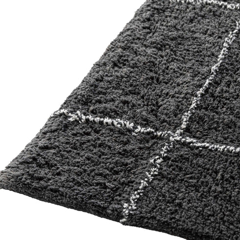 寝転んでしまいたくなるぐらい柔らかい手触りで、サイズも1300×1900mmという快適にお使いいただける広さとなっています。