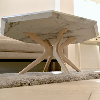 【芸術的な足元のデザイン】
すらりと伸びた天然木の脚が描く有機的な曲線は、まるで人の手で優しく天板を支えているかのような温もりを感じさせます。