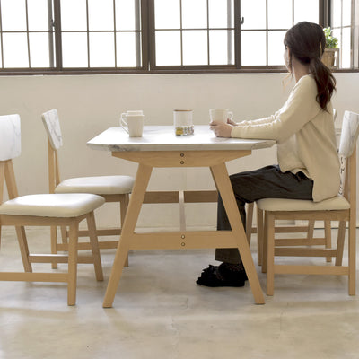 シャープで美しい仕上がりのバーチ天然木の脚フレームは、優しい温もりを感じさせてくれます。