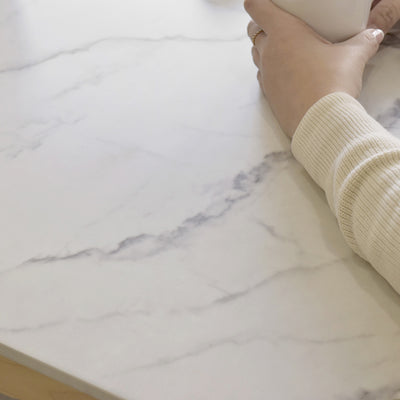 大理石柄のシートを使用した天板はウレタン塗装で仕上げているため、傷、汚れ、熱にも強い仕様となって、安心して長くお使い頂けます。