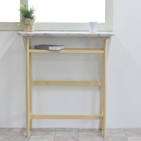 バーチの天然木と大理石柄の天板の組み合わせと、宝石をモチーフにシェイプカットされたデザインが、高級感とぬくもりを合わせ持つColletシリーズのカウンターテーブルです。