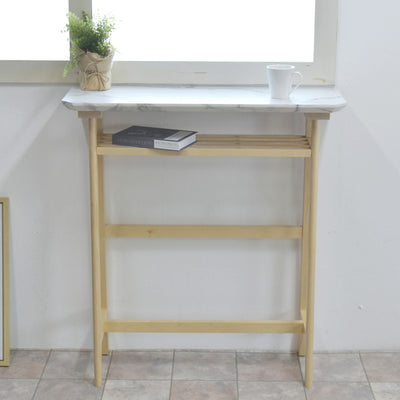 ハイチェアに座った時や立っている時でも足が置ける脚置き付きと、オシャレさと機能面が両立しています。