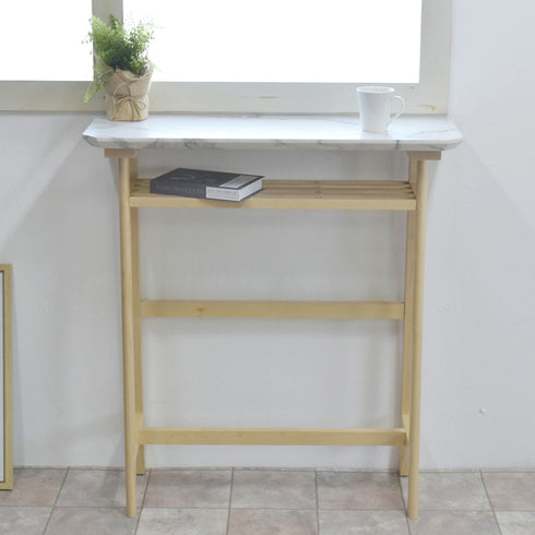 ハイチェアに座った時や立っている時でも足が置ける脚置き付きと、オシャレさと機能面が両立しています。