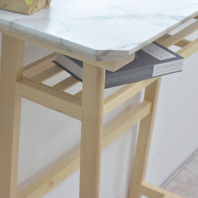 天板の下にはちょっとしたものを収納できる棚板があります。