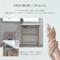 【温もりを添える、天然木のしなやかな脚】バーチ材の優しい木肌と有機的な面取りが、無機質な大理石柄と調和し、触れるたびに心地よい安らぎを与えます。