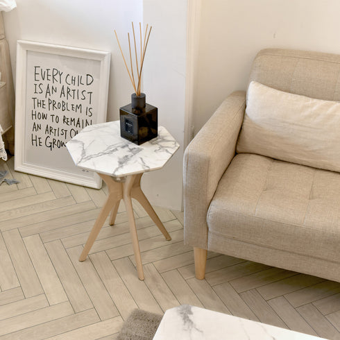 【暮らしを彩るディスプレイスペース】
飲み物や本を置くサイドテーブルとしてはもちろん、お気に入りのアートやディフューザーを飾るだけで、そこはあなただけのお洒落な空間になります。