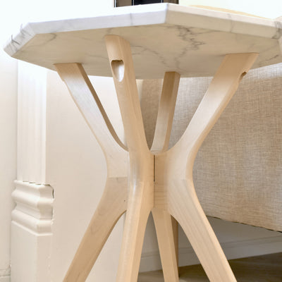 【安定感を生む優美な曲線】
デザインのアクセントにもなっているX型の脚部は、見た目の美しさだけでなく、耐荷重20kgというしっかりとした安定性を実現しました。