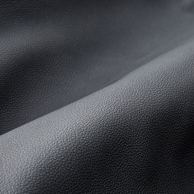 【育てる悦び、イタリア製本革】
上質なイタリア製カウハイドレザーを贅沢に使用し、その高い耐久性と、使うほどにあなたの身体に馴染んでいく唯一無二の風合いを愉しめます。