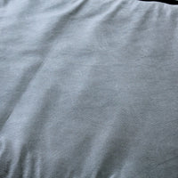 【ズレを防ぐ安心設計】ボトムの表面に滑り止め加工を施し、寝返りを打ってもトッパーがズレにくい工夫がされています。