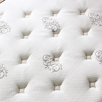 【肌触りへのこだわり】オーガニックコットンを使用したキルト加工の表面は、ふっくらとした感触と美しいデザインが特徴です。