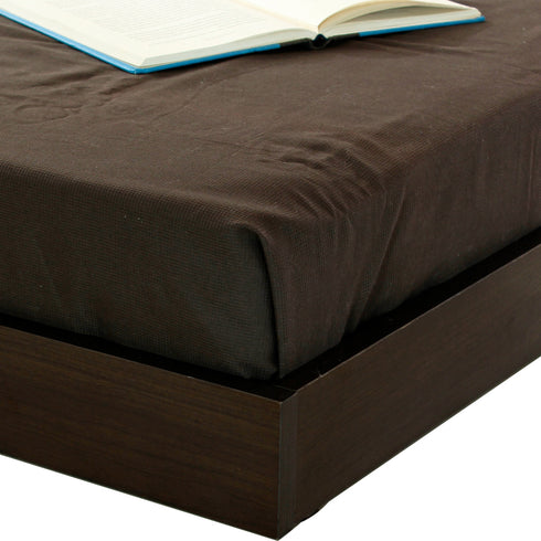 【温もりを感じる木目調】
リアルな木目を再現したシートは、シンプルながらもお部屋に温かみと落ち着きを与え、上質なリラックスタイムを演出します。