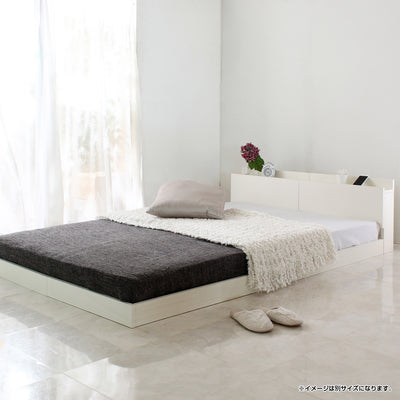 シンプルでスタイリッシュなデザインの棚付きフロアベッドです。