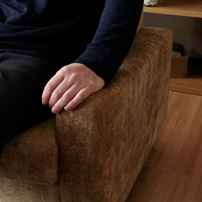 ファブリックはコーデュロイに似た、優しい肌触りの素材を使用し、羽毛立ちによる凹凸感が出て、光の向きによる表情の変化が楽しめるカジュアルな生地です。