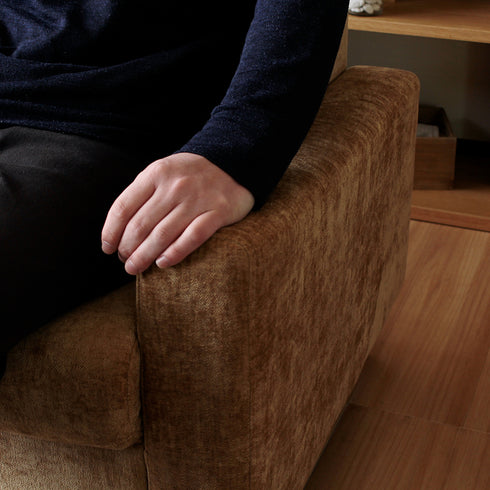 ファブリックはコーデュロイに似た、優しい肌触りの素材を使用し、羽毛立ちによる凹凸感が出て、光の向きによる表情の変化が楽しめるカジュアルな生地です。