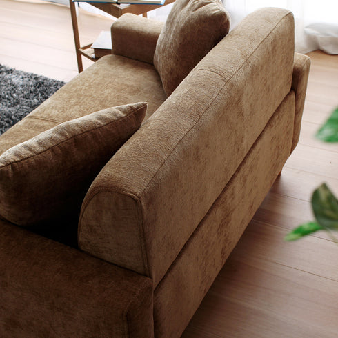 背面デザインの美しさとコンパクトサイズによって、一部屋に2台置かれても、窮屈さが出にくくなっています。