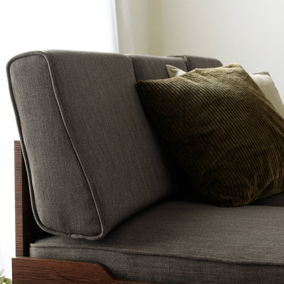 背もたれクッションは上下に厚みの違いを設けることで、腰から背中へのラインにフィットする、カーブデザインとなっています。