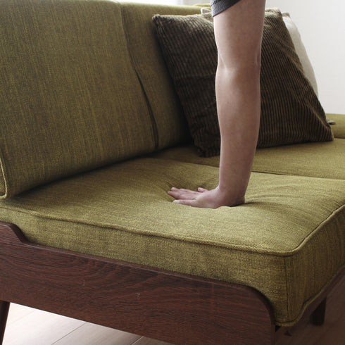 ゆったりとした座面はコイルスプリングを使用することで、体圧が分散され、バネ自体の耐久性が上がり、ヘタリにくくなります。