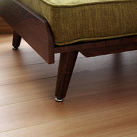 【デザインのアクセントとなる脚部】先細りのテーパードレッグと、さりげない金属の飾りがモダンな雰囲気を演出します。