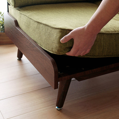 サイドフレームはすっきりとしたアールデザインで、横から腰かけられたり、座面クッションの横ずれを防止するストッパーの役割も兼ねています。