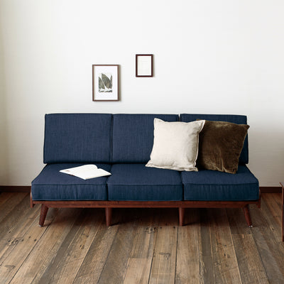 味のある濃淡MIXカラーとモダンな木目調が魅力的なトゥルム3人掛けソファです。