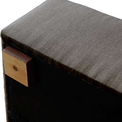 角脚を採用することで、テーブルのスクエアに合った統一感を出しています。