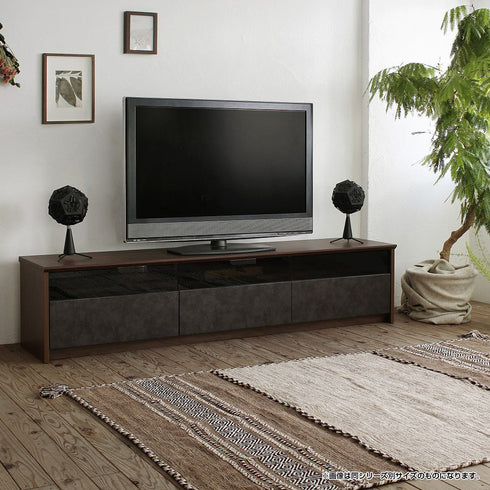 マットな木目調の本体と、ダークグレーの強化ガラス、メタリックな質感の石目柄の異素材の組合せが、すっきりとしたモダンなデザインとなりエレガントで上質な空間にしてくれます。