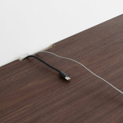 背面にはコード通しや天板のコードスリットがあり、配線もすっきりさせることが可能です。