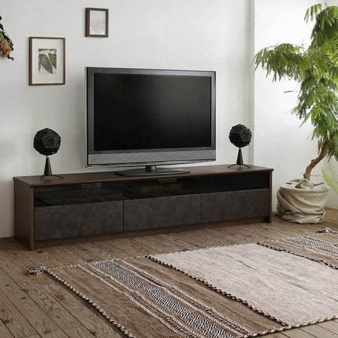 マットな木目調の本体と、ダークグレーの強化ガラス、メタリックな質感の石目柄の異素材の組合せが、すっきりとしたモダンなデザインとなりエレガントで上質な空間にしてくれます。