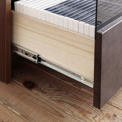 引出しはフルスライドレールを採用することで、収納物の出し入れが簡単に行え、また引出内部は3段階の高さ調節が出来る可動棚仕様となっています。