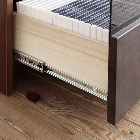 引出しはフルスライドレールを採用することで、収納物の出し入れが簡単に行え、また引出内部は3段階の高さ調節が出来る可動棚仕様となっています。