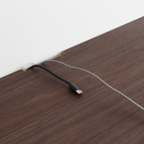 背面にはコード通しや天板のコードスリットがあり、配線もすっきりさせることが可能です。