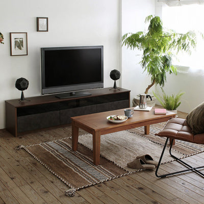 高さも40cmとローボードの為、ソファや床でくつろぎながらの視聴のしやすさはもちろん、コーナーやセンターなど置き場所を選ばず、圧迫感を与えにくくなっています。