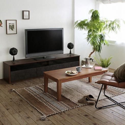 高さも40cmとローボードの為、ソファや床でくつろぎながらの視聴のしやすさはもちろん、コーナーやセンターなど置き場所を選ばず、圧迫感を与えにくくなっています。