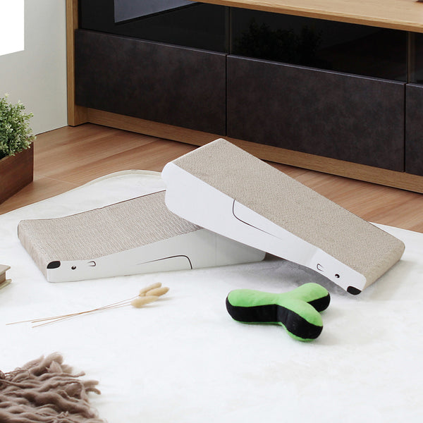爪とぎ、遊び場、ベッドの3WAYで使用が出来る、ねこちゃんにとって快適な居場所となるダンボール爪とぎのシロクマです。