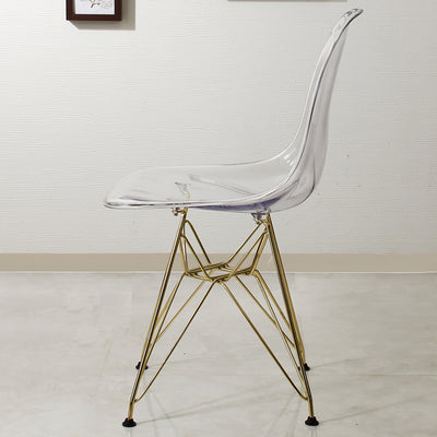 【計算された美しい曲線】
体を優しく包み込むようなシェルシートの滑らかなカーブと、アートのような脚部の構造が横からのシルエットさえも美しく演出し、座り心地とデザイン性を両立させました。