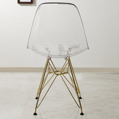 【後ろ姿も絵になるチェア】
どの角度から見ても完璧なデザインを追求し、繊細なゴールドの脚部がクリアなシートを支える様子は、背面に至るまで空間のアクセントとして輝きを放ちます。