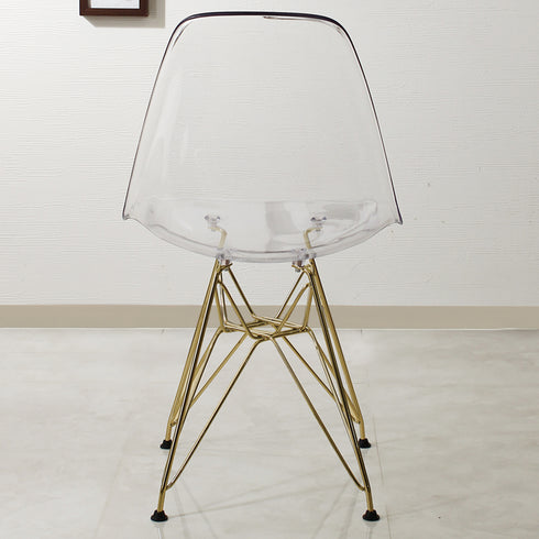 【後ろ姿も絵になるチェア】
どの角度から見ても完璧なデザインを追求し、繊細なゴールドの脚部がクリアなシートを支える様子は、背面に至るまで空間のアクセントとして輝きを放ちます。