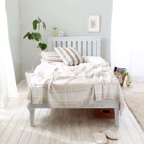 【毎日の始まりをお気に入りと共に】
明るい光が差し込む寝室に映えるホワイトのベッドで、心地よい一日の始まりを迎えてみませんか。