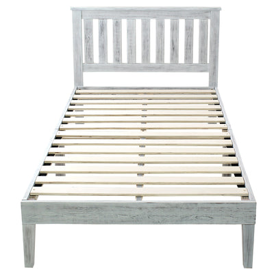 【シャープで甘すぎない佇まい】
縦格子のヘッドボードが空間に抜け感を生み出し、甘すぎないシャビーシックな寝室を演出します。