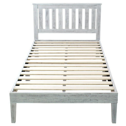 【シャープで甘すぎない佇まい】
縦格子のヘッドボードが空間に抜け感を生み出し、甘すぎないシャビーシックな寝室を演出します。