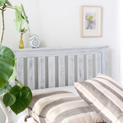 【お気に入りを飾るヘッドボード】
奥行きのあるヘッドボードは、小さなグリーンや目覚まし時計を置くのにぴったりな、あなただけのディスプレイスペースです。