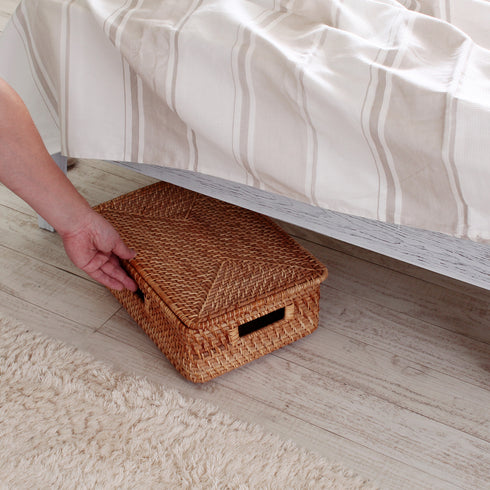 【ベッド下を賢く使う収納術】
高さ20.5cmのベッド下は、お気に入りのカゴや市販のケースを置いて、見せる収納スペースとして活用できるでしょう。