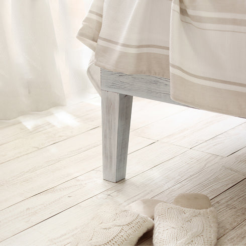 【足元からお洒落を演出する】
先細りになるスタイリッシュなテーパードレッグが、お部屋に軽やかさと洗練された印象を与えてくれます。