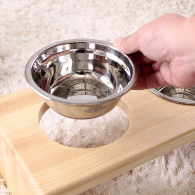 取り外しが可能なフードボウルはステンレス製で、お手入れも簡単です。