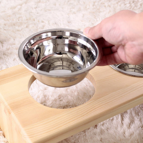 取り外しが可能なフードボウルはステンレス製で、お手入れも簡単です。