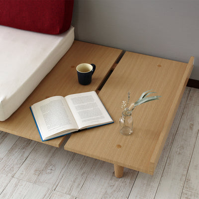 【使い方はあなた次第の自由空間】
ソファの隣に現れるフラットなスペースは、サイドテーブルとして使うのはもちろん、お気に入りの雑貨やグリーンを飾るディスプレイスペースとして、自分らしい空間作りを楽しめます。