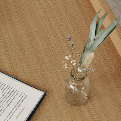 【美しい木目がつくる癒やし】
滑らかで美しい木目調の天板は、お気に入りの本やグリーンを飾るのに最適で、ふとした瞬間に心安らぐ空間を創造します。