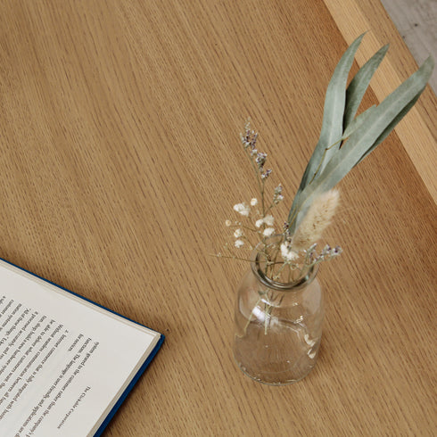 【美しい木目がつくる癒やし】
滑らかで美しい木目調の天板は、お気に入りの本やグリーンを飾るのに最適で、ふとした瞬間に心安らぐ空間を創造します。